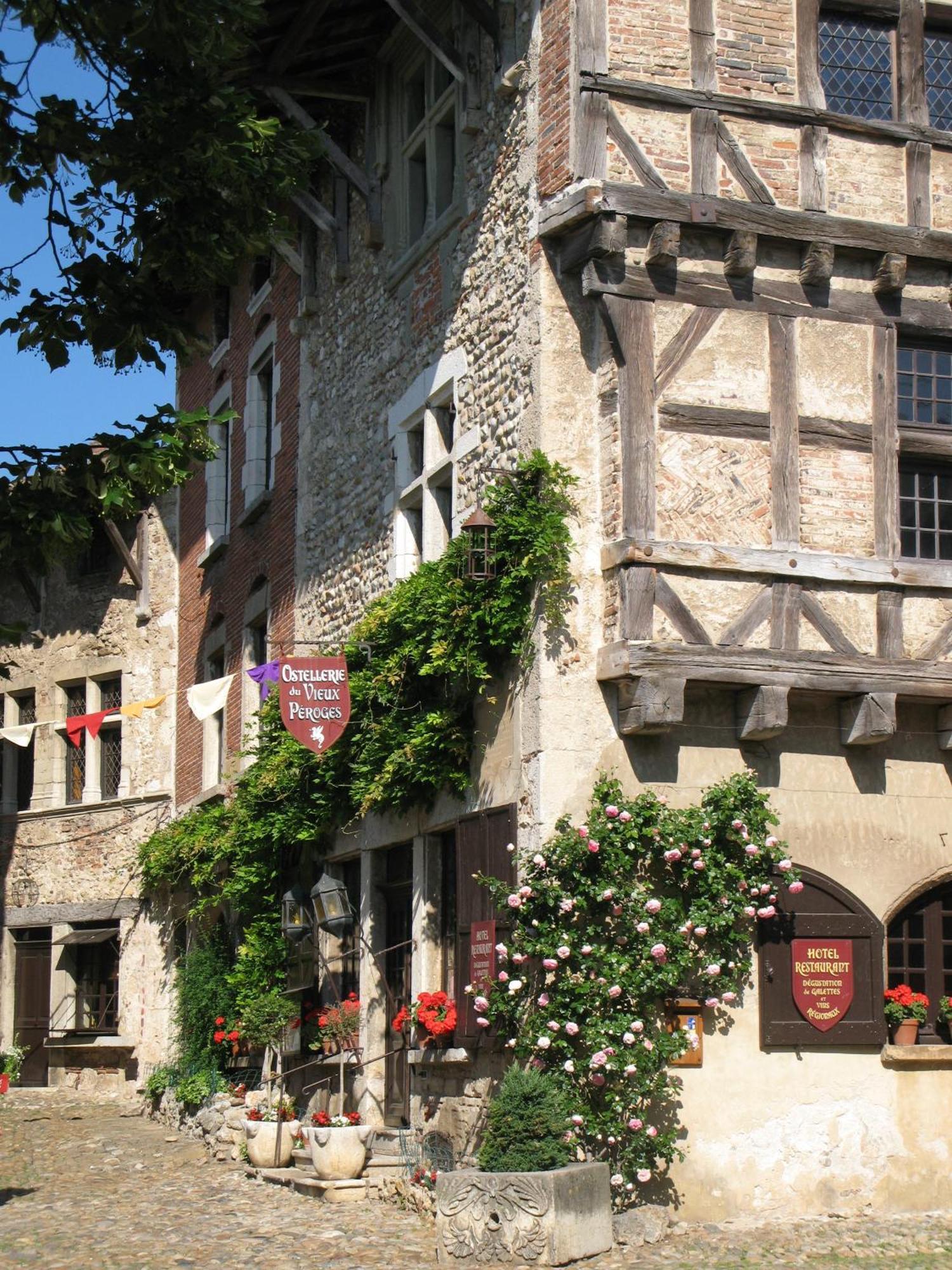 Hostellerie Du Vieux Perouges Exterior photo