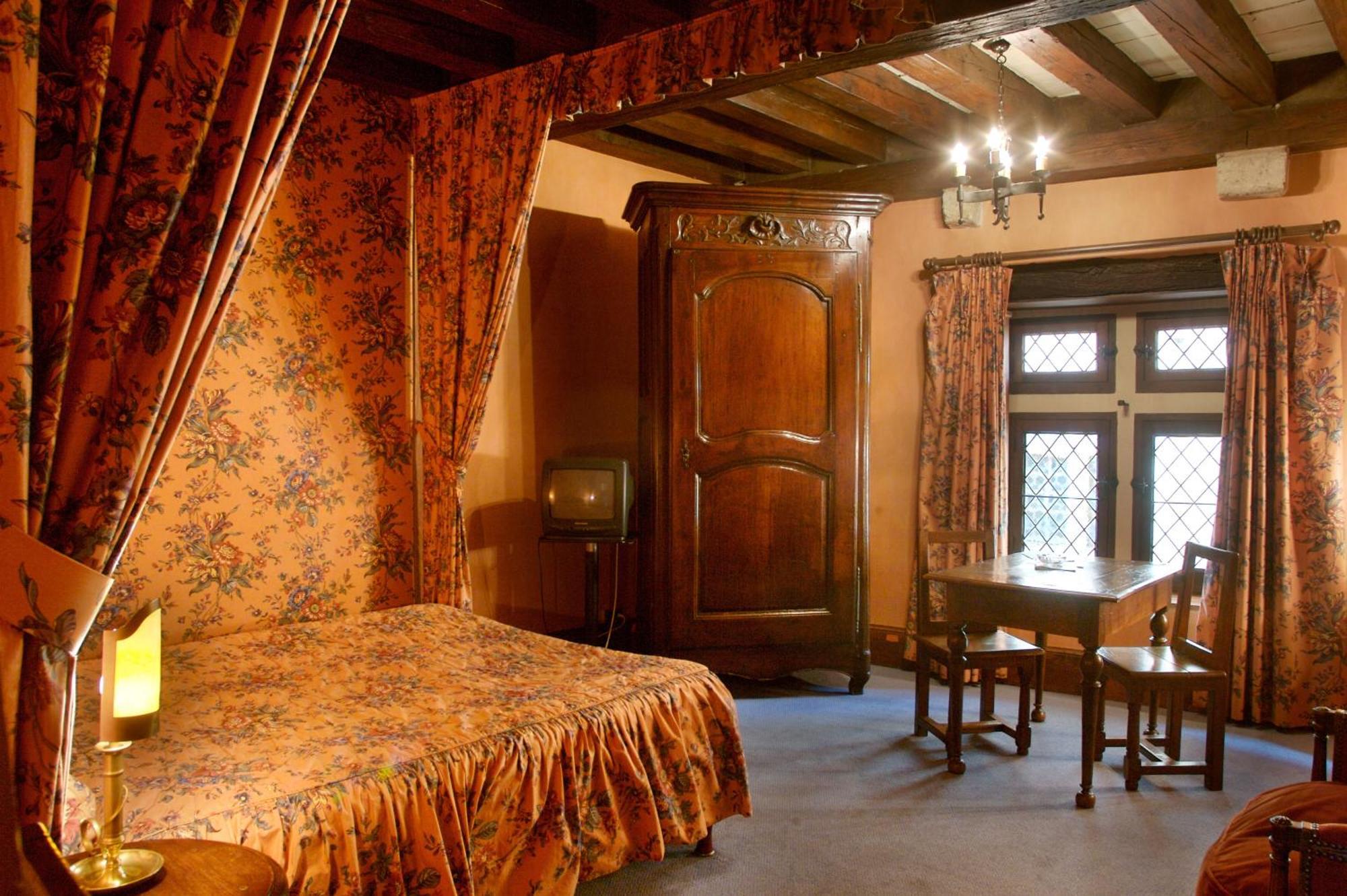 Hostellerie Du Vieux Perouges Room photo