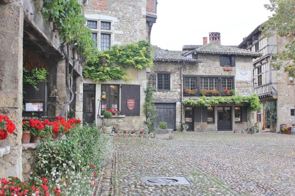 Hostellerie Du Vieux Perouges Exterior photo